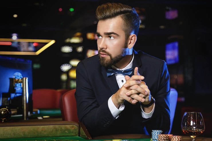 Antarmuka aplikasi kasino autobot 77 di perangkat Android menampilkan slot dan menu live dealer